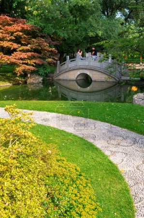 Téléchargez les photos : Zurich, Suisse - 2 juillet 2023 : Le China Garden, situé sur le lac du Zurichhorn, est un cadeau de la ville chinoise jumelle de Kunming. - en image libre de droit