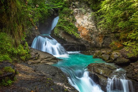 Téléchargez les photos : Cascade de Reichenbach. Les chutes de Reichenbach sont une cascade de sept marches sur la rivière Rychenbach dans l'Oberland bernois Suisse - en image libre de droit