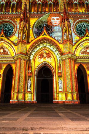 Téléchargez les photos : Orléans, France - 10 août 2023 : grand spectacle estival de lumière sur la Sainte-Croix - Sainte-Croix - cathédrale d'Orléans - en image libre de droit