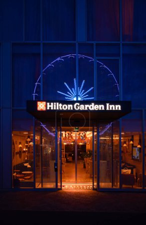 Foto de Tours, Francia - 13 de agosto de 2023: Hilton Garden Inn es un hotel de lujo en Tours, Valle del Loira - Imagen libre de derechos