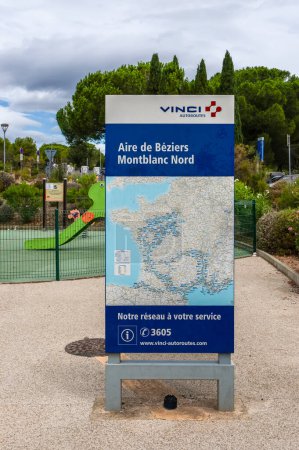 Téléchargez les photos : Béziers, France - 31 juillet 2023 : Zone de desserte Aire de Beziers dans le sud de la France - en image libre de droit