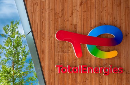 Téléchargez les photos : Fabregues, France - 31 juillet 2023 - TotalEnergies est une multinationale française de l "énergie et du pétrole. - en image libre de droit