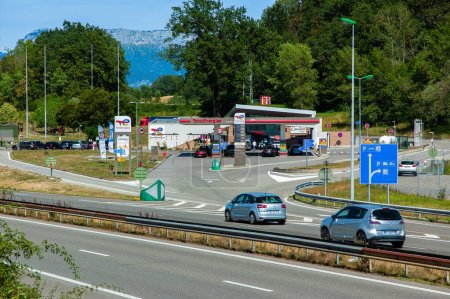 Téléchargez les photos : Annecy, France - 2 mars 2023 : Station-service Total Energies à Aire de la Ripaille le long de l'A41 à Annecy, Savoie - en image libre de droit