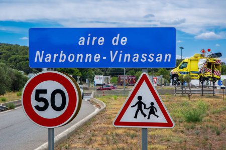 Téléchargez les photos : Vinassan, France - 31 juillet 2023 : Zone de desserte Aire de Narbonne Vinassan le long de l'autoroute A9 en France - en image libre de droit