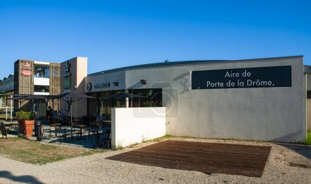 Téléchargez les photos : La Baume, France - 30 juillet 2023 : Zone de desserte Aire de Porte de la Drome et station-service Esso le long de l'A49 en France - en image libre de droit
