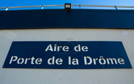 Téléchargez les photos : La Baume, France - 30 juillet 2023 : Zone de desserte Aire de Porte de la Drome le long de l'A49 en France - en image libre de droit
