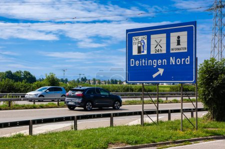 Téléchargez les photos : Deitingen, Suisse - 30 juillet 2023 : Zone de desserte Deitingen Nord le long de l'autoroute en Suisse - en image libre de droit