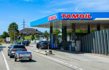 Foto de Ittingen, Suiza - 30 de julio de 2023: Zona de servicio Grauholz con gasolinera Tamoil a lo largo de la autopista en Suiza - Imagen libre de derechos