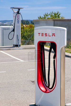 Téléchargez les photos : Lully, Suisse - 30 juillet 2023 : Chargeurs Tesla et Ionitiy dans la zone de service Rose de la Broye - en image libre de droit