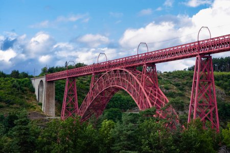 Foto de Viaducto Garabit, un puente de arco ferroviario rojo construido por Gustave Eiffel. Cantal, Francia - Imagen libre de derechos