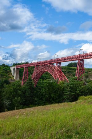 Foto de Viaducto Garabit, un puente de arco ferroviario rojo construido por Gustave Eiffel. Cantal, Francia - Imagen libre de derechos