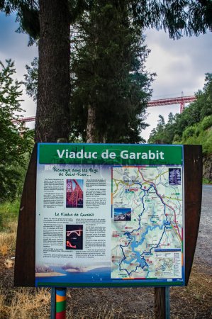 Foto de Ruynes, Francia - 3 de agosto de 2023: Viaducto de Garabit, un puente de arco ferroviario rojo construido por Gustave Eiffel. Cantal, Francia - Imagen libre de derechos