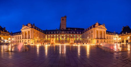 Dijon, Frankreich - 8. August 2023: Der Platz der Befreiung und der Palast der Herzöge von Burgund (Palais des ducs de Bourgogne) in Dijon.