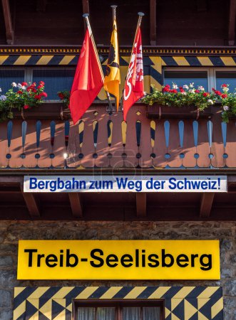 Foto de Seelisberg, Suiza - 6 de septiembre de 2023: El ferrocarril Treib-Seelisberg es un funicular eléctrico en el centro de Suiza en el cantón de Uri. Conduce desde Treib en el lago Lucerna a Seelisberg. - Imagen libre de derechos