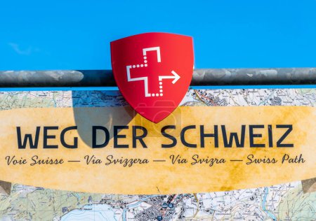 Foto de Seelisberg, Suiza - 6 de septiembre de 2023: Weg der Schweiz - ruta suiza - es una ruta patriótica de senderismo, una ruta panorámica de 35 kilómetros de largo alrededor del brazo más meridional del lago de Lucerna, el lago Uri. - Imagen libre de derechos