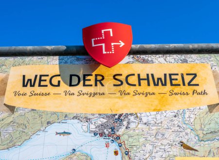 Foto de Seelisberg, Suiza - 6 de septiembre de 2023: Weg der Schweiz - ruta suiza - es una ruta patriótica de senderismo, una ruta panorámica de 35 kilómetros de largo alrededor del brazo más meridional del lago de Lucerna, el lago Uri. - Imagen libre de derechos