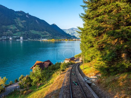 Foto de El ferrocarril Treib-Seelisberg es un funicular eléctrico en el centro de Suiza que va desde Treib en el lago de Lucerna a Seelisberg.. - Imagen libre de derechos
