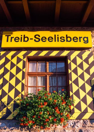 Foto de Seelisberg, Suiza - 6 de septiembre de 2023: El ferrocarril Treib-Seelisberg es un funicular eléctrico que va desde Treib en el lago de Lucerna hasta Seelisberg.. - Imagen libre de derechos
