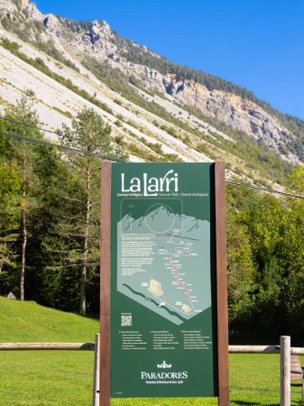 Téléchargez les photos : Bielsa, Espagne - 11 octobre 2023 : Randonnée panoramique espagnole populaire vers les Llanos de La Larri dans le parc national d'Ordesa-Pineta Valley - en image libre de droit