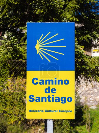 Téléchargez les photos : Bielsa, Espagne - 11 octobre 2023 : Chemin de pèlerinage à Santiago - Camino del Santiago - Itinéraire culturel européen - en image libre de droit