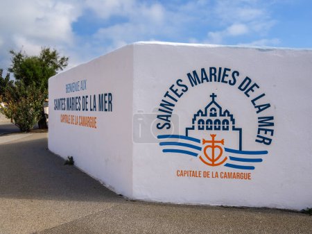 Téléchargez les photos : Saintes Maries de la Mer, France - 2 octobre 2023 : Saintes Maries de la Mer est une destination touristique en Camargue et un lieu de pèlerinage pour les Tsiganes - en image libre de droit
