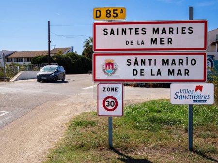 Téléchargez les photos : Saintes Maries de la Mer, France - 2 octobre 2023 : Saintes Maries de la Mer est une destination touristique en Camargue et un lieu de pèlerinage pour les Tsiganes - en image libre de droit