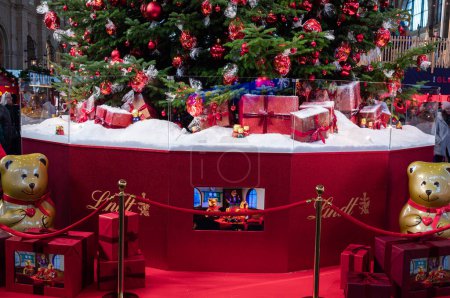 Téléchargez les photos : Zurich, Suisse - 23 novembre 2023 : Arbre de Noël traditionnel à la gare de Zurich, décoré de chocolat Lindt. - en image libre de droit