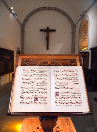 Foto de Grande Chartreuse, Francia - 30 de septiembre de 2023: Himno vintage de cantos gregorianos con partituras - Imagen libre de derechos