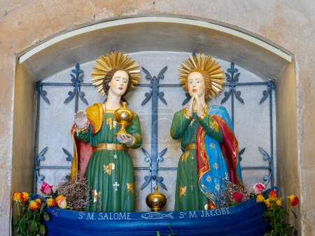 Téléchargez les photos : Saintes Maries de la Mer, France - 3 octobre 2023 : Statues de Marie Salomé et Marie Jacobé dans l'église des Trois Marie ou Notre Dame de la Mer - en image libre de droit