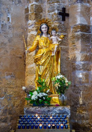 Téléchargez les photos : Saintes Maries de la Mer, France - 3 octobre 2023 : La statue de la Sainte Marie avec Jésus - Notre Dame de la Mer - Notre Dame de la Mer - en image libre de droit