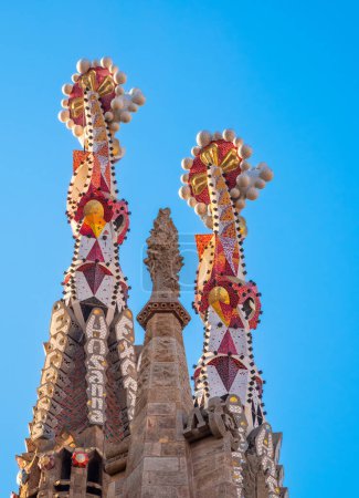Téléchargez les photos : Barcelone, Espagne - 7 octobre 2023 : Gros plan sur les détails architecturaux de la basilique moderniste de la Sagrada Familia, considérée comme le chef-d'œuvre de l'architecte catalan Antoni Gaudi - en image libre de droit