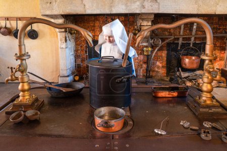 Foto de Beaune, Francia - 16 de agosto de 2023: Una escena de la vida cotidiana de las monjas y enfermeras del Hospital Beaune - preparando comida en la cocina - Imagen libre de derechos
