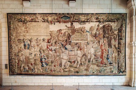 Foto de Chambord, Francia - 11 de agosto de 2023: Antiguo tapiz medieval desvanecido histórico en un castillo francés de Chambord - Imagen libre de derechos
