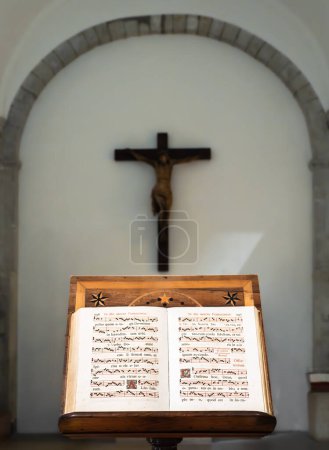 Foto de Grande Chartreuse, Francia - 30 de septiembre de 2023: Himno vintage de cantos gregorianos con partituras - Imagen libre de derechos