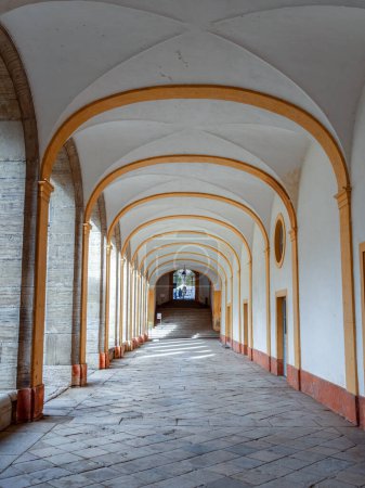 Foto de Cluny, Francia - 14 de octubre de 2023: Corredor del monasterio de Cluny en Borgoña - Imagen libre de derechos