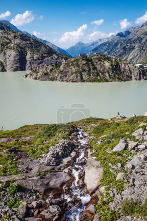 Foto de Una corriente de agua que desemboca en el embalse de Grimselsee en el paso de montaña de Grimsel en Suiza - Imagen libre de derechos