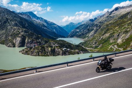 Téléchargez les photos : Réservoir Grimselsee sur le col du Grimsel en Suisse - une destination populaire pour les cyclistes - en image libre de droit