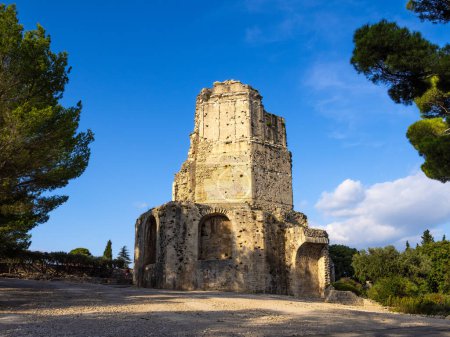 Téléchargez les photos : La Tour de Magne (Tour Magne) est une impressionnante tour romaine construite au 1er siècle avant JC. Il a été construit sous l'empereur Auguste dans le cadre des murs de la forteresse de Nîmes. - en image libre de droit