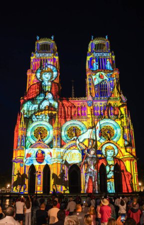 Téléchargez les photos : Orléans, France - 10 août 2023 : grand spectacle estival de lumière sur la Sainte-Croix - Sainte-Croix - cathédrale d'Orléans - en image libre de droit