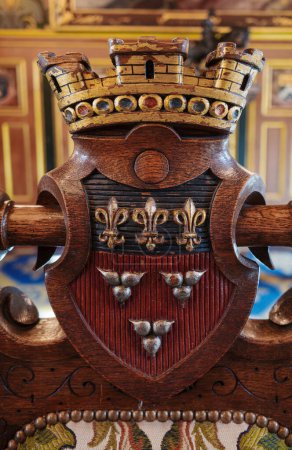 Foto de Orleans, Francia - 10 de agosto de 2023: Escudo de madera tallada de la ciudad francesa de Orleans. - Imagen libre de derechos