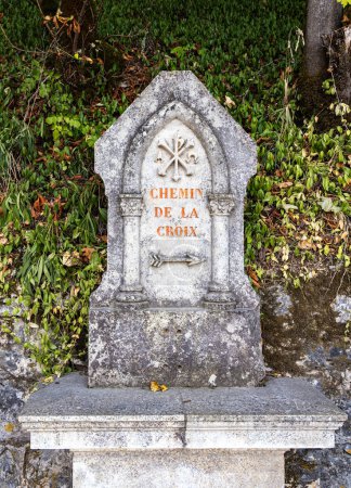 Téléchargez les photos : Rocamadour, France - 13 octobre 2023 : Panneau français indiquant la direction du Chemin de Croix. - en image libre de droit