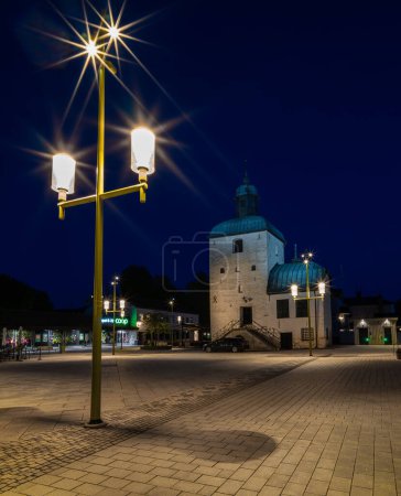 Foto de Vadstena, Suecia - 26 de mayo de 2023: Plaza de la ciudad de Vadstena en hora azul. - Imagen libre de derechos