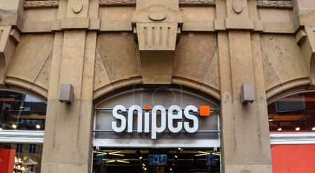 Foto de Freiburg im Breisgau, Alemania - 28 de diciembre de 2023: Snipes es una cadena minorista de streetwear y sneakers con más de 750 tiendas en todo el mundo... - Imagen libre de derechos