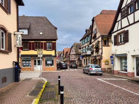 Téléchargez les photos : Obernai, France - 30 décembre 2023 : Une rue dans la vieille ville française d'Obernai en Alsace. - en image libre de droit