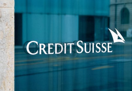 Foto de Ginebra, Suiza - 3 de febrero de 2024: Credit Suisse es un banco suizo que fue tomado por UBS después de la bancarrota. - Imagen libre de derechos