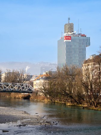 Téléchargez les photos : Genève, Suisse - 3 février 2024 : Le signe et le logo de la Radio Télévision Suisse Romande RTS - en image libre de droit