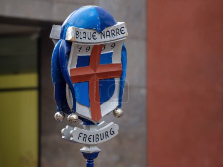Téléchargez les photos : Fribourg-en-Brisgau, Allemagne - 12 février 2024 : Mascarade. Parade symbole du Carnaval du Club des fous bleus - Blaue Narre - à Freibourg im Breisgau, Allemagne - en image libre de droit