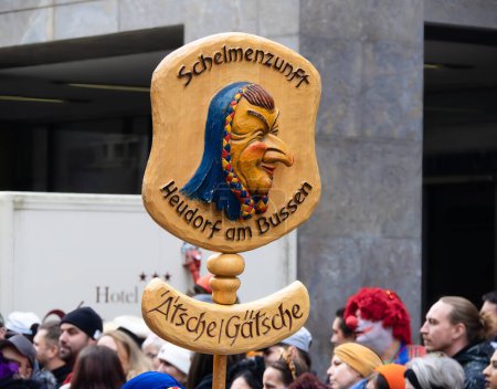 Téléchargez les photos : Fribourg-en-Brisgau, Allemagne - 12 février 2024 : Mascarade. Parade symbole du Carnaval du Club des fous bleus - Blaue Narre - à Freibourg im Breisgau, Allemagne - en image libre de droit