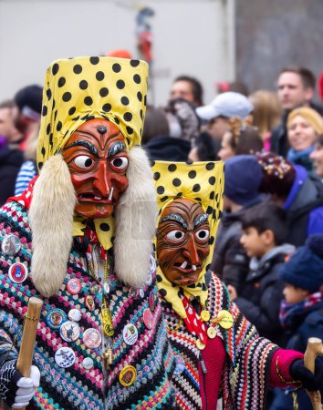 Téléchargez les photos : Fribourg-en-Brisgau, Allemagne - 12 février 2024 : Mascarade. Beaux masques dans un défilé de carnaval avec des gens flous en arrière-plan. - en image libre de droit
