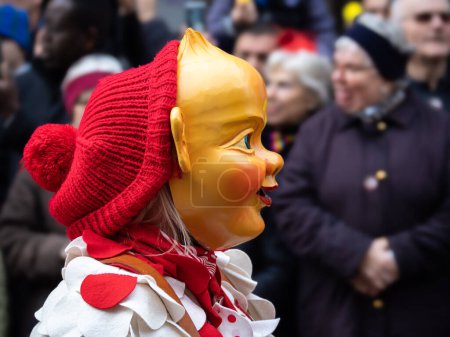 Téléchargez les photos : Une mascarade. Beau masque dans un défilé de carnaval avec des gens flous en arrière-plan. - en image libre de droit